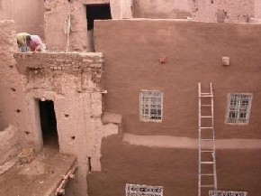 Construcció dels locals de l'associació El Khorbat, Tinejdad.