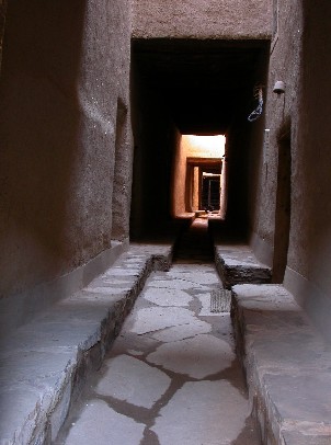 Rue couverte dans le ksar El Khorbat, sud du Maroc.