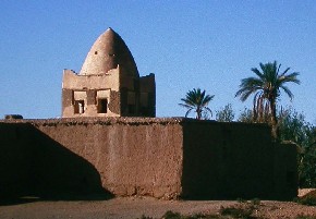 Marabout de Sidi Abdellah dans la palmeraie de Ferkla.