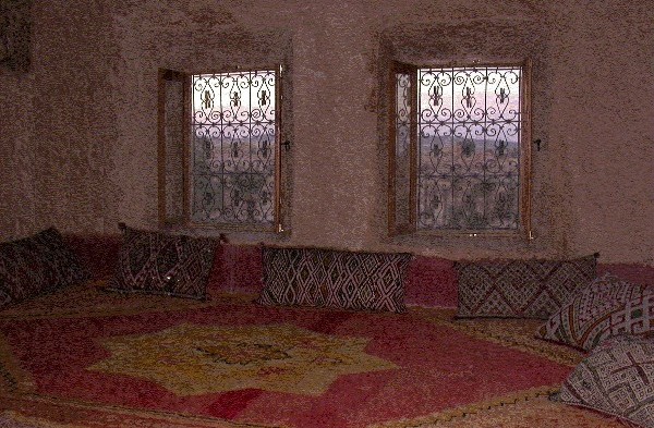 Salón bereber tradicional en la casa rural El Khorbat.