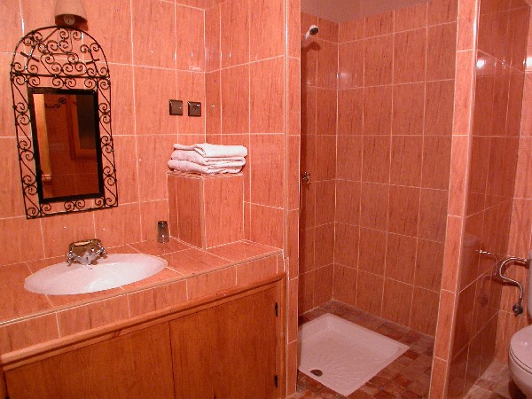 Cuarto de baño de la casa rural Ksar El Khorbat, Todra.