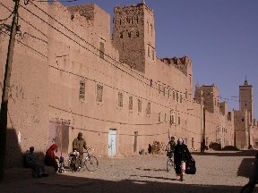 Muralla del ksar El Khorbat, en el sud del Marroc.