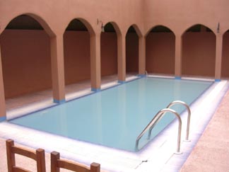 Piscina d'hotel al Ksar El Khorbat, prop de Tinghir, Marroc.