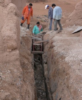 Dragat i reparació dels canals d'irrigació al Ksar El Khorbat.