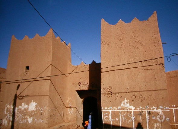 Porta monumental del Ksar Gardemit a Tinejdad, sud del Marroc.