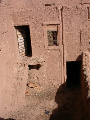 Azotea de una casa de tierra en el ksar El Khorbat, Marruecos.