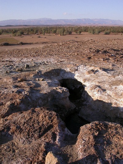 Fuente en la cumbre de la colina de Tassabelbalt, Ferkla.