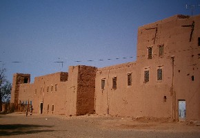 Ksar Ait Maamer dans l'oasis de Ferkla, sud du Maroc.