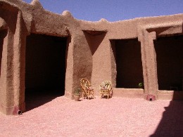 Terrasse d’hôtel à El Khorbat, près de Tinghir.