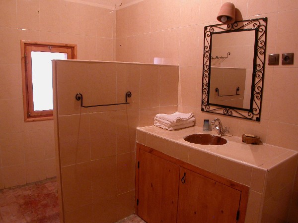 Cuarto de baño de la casa rural El Khorbat, sur de Marruecos.