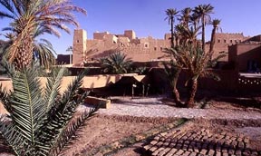 Fabricación de adobes para la construcción junto al ksar El Khorbat.
