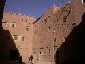 Place publique du Ksar El Khorbat dans la vallée du Todra.