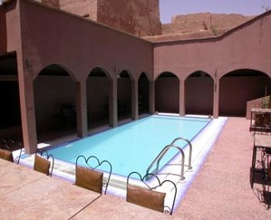 Piscina de hotel en el Ksar El Khorbat, cerca de Tinghir, Marruecos.