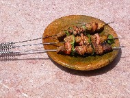 Pinchos morunos en el restaurante El Khorbat, Marruecos.