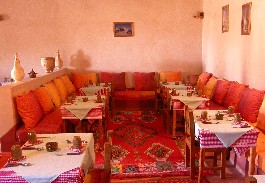 Salle à manger du restaurant El Khorbat, près de Tineghir.